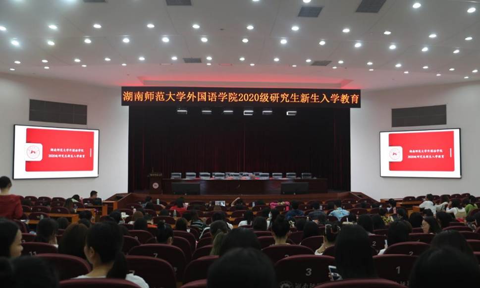 礼堂里有许多人描述已自动生成