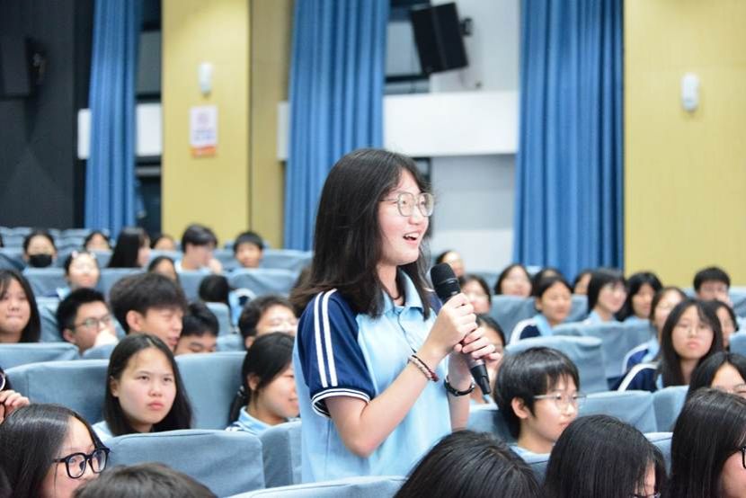 一群人正在听演讲 AI 生成的内容可能不正确。